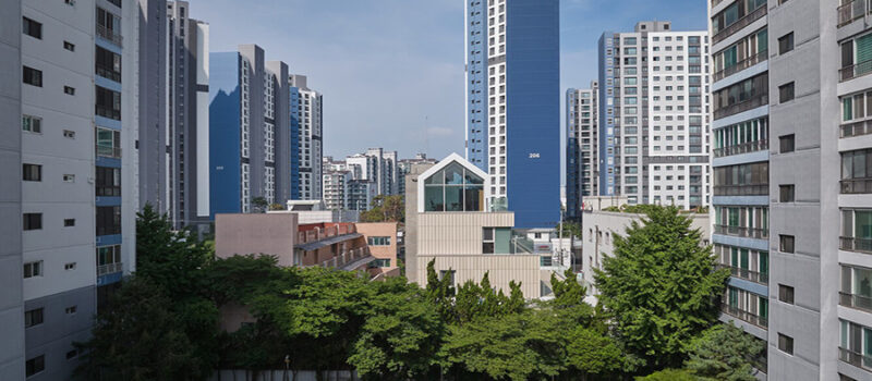 Transforming Spaces: DK Branch Office by skimA