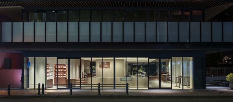 Bridging City and Shrine Blue Bottle Coffee Fukuoka Tenjin by CASE-REAL