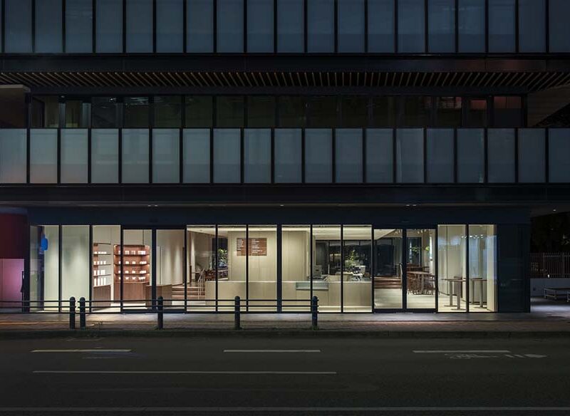 Bridging City and Shrine Blue Bottle Coffee Fukuoka Tenjin by CASE-REAL