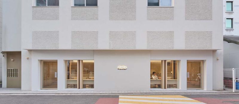 Flowing Serenity Café heuler by KKOL Studio