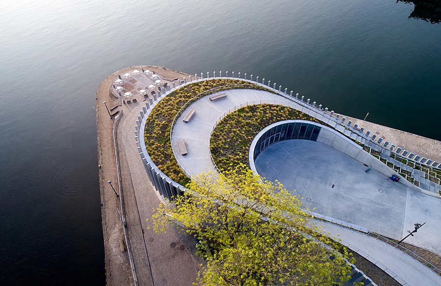 Exploring the La Confluence Building